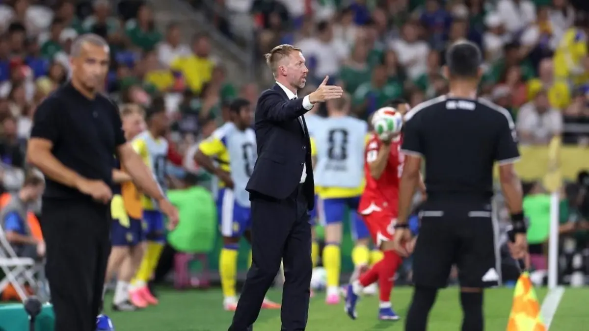 Pelatih Swedia Graham Potter menyudahi pertandingan dengan telinga berdarah.&nbsp;