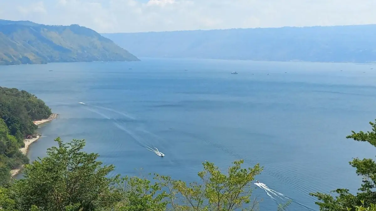 Pemandangan Danau Toba Parapat dari Jalan Besar Siantar-Parapat, Nagori Sibaganding, Kabupaten Simalungun, Sumatera Utara.
