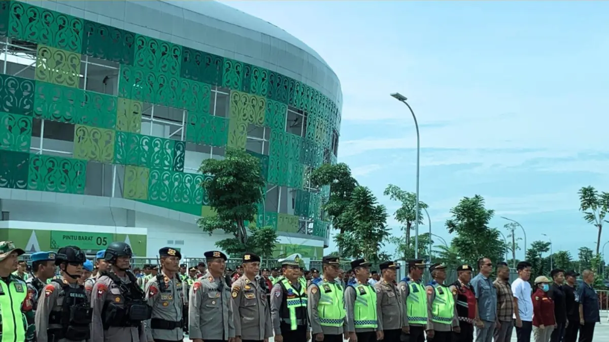 Personel Satuan Brimob Polda Sumut mengikuti apel kesiapsiagaan pengamanan Piala AFF U-19 ASEAN Toba 2026 di Stadion Utama Sumatera Utara, Batang Kuis.