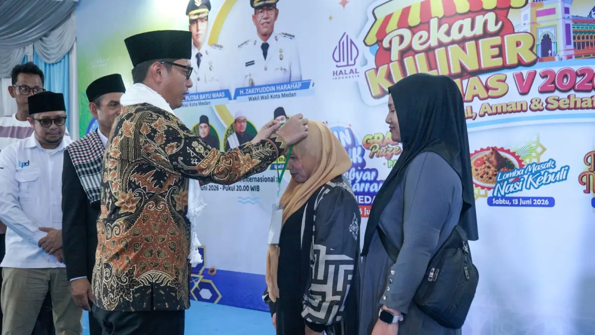 Wali Kota Medan Rico Tri Putra Bayu Waas memukul bedug saat membuka Pekan Kuliner Halal, Aman, dan Sehat (KHAS) V Tahun 2026 di Jalan Masjid Raya, Medan, Jumat (12/6/2026). Kegiatan ini diikuti 68 stan UMKM kuliner yang menampilkan beragam produk unggulan khas Kota Medan