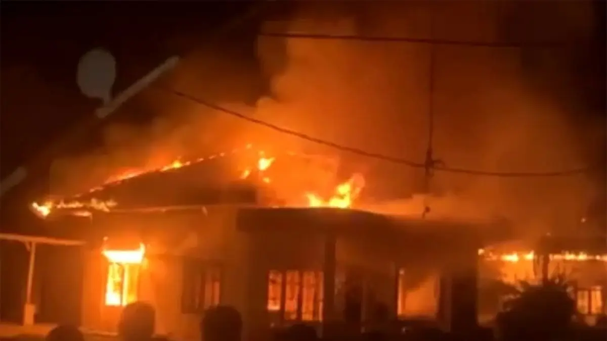  Rumah milik perusahaan terbakar hebat di desa Sukaramai, Kabupaten Labuhanbatu Utara.