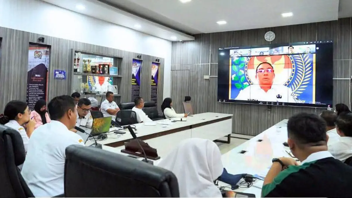 Sekretaris Daerah Kabupaten Karo Dr. Gelora Kurnia Putra Ginting, S.STP., MM mengikuti rapat koordinasi dan permohonan asistensi pendirian BUMD Pangan Kabupaten Karo bersama Kemendagri secara virtual di Karo Command Center (KCC), Rabu (10/6/2026).