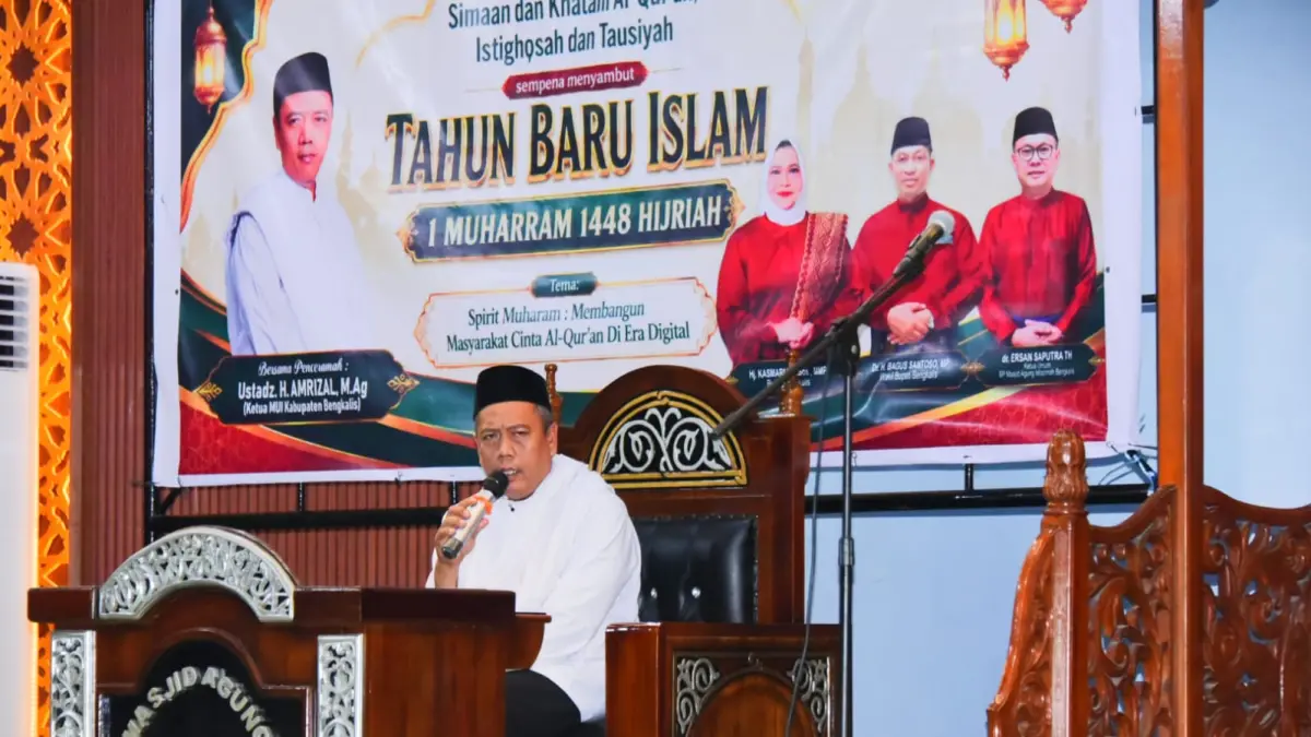Staf Ahli Bupati Bengkalis Bidang Kemasyarakatan dan SDM Johansyah Safri menyampaikan sambutan Bupati Kasmarni pada Tabligh Akbar 1 Muharram 1448 Hijriah di Masjid Agung Istiqomah Bengkalis.