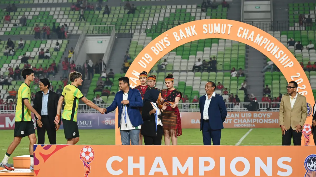 Gubernur Sumatera Utara Muhammad Bobby Afif Nasution menyerahkan trofi juara Piala AFF U-19 2026 kepada kapten Timnas Australia U-19 usai mengalahkan Thailand 2-0 pada partai final di Stadion Utama Sumatera Utara, Jalan Sena, Deliserdang, Sabtu (13/6/2026) malam. (Foto: Diskominfo Sumut/Munawar Harahap)