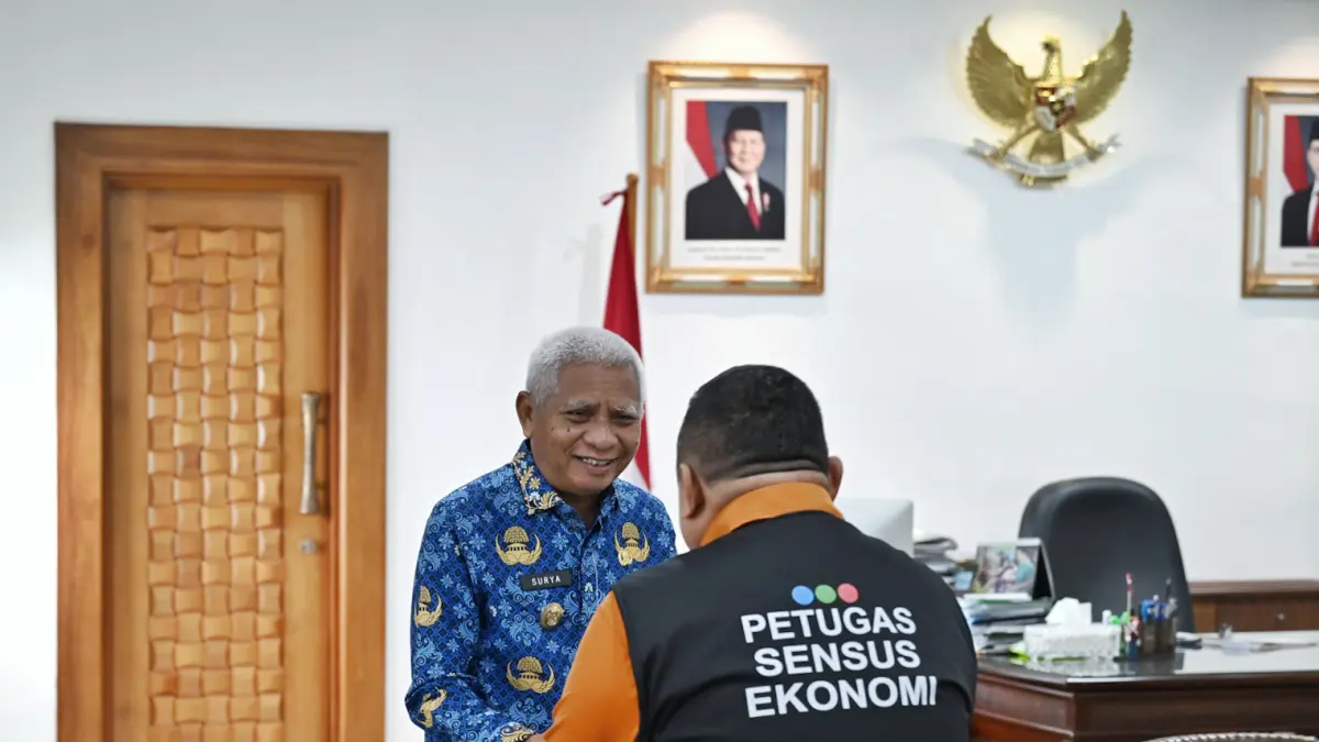  Wakil Gubernur Sumatera Utara Surya menerima petugas Badan Pusat Statistik (BPS) Provinsi Sumut di ruang kerjanya, Kantor Gubernur Sumut, Medan, Rabu (17/6/2026). 