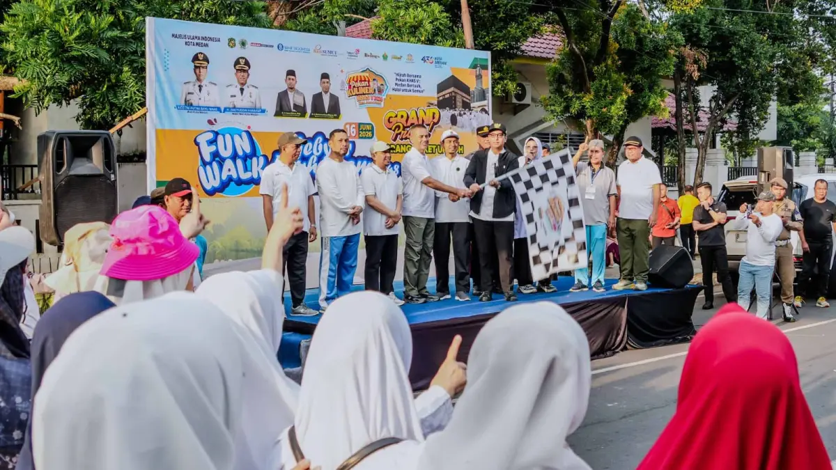 Wali Kota Medan Rico Tri Putra Bayu Waas melepas ribuan peserta Fun Walk dalam rangkaian Pekan Kuliner Halal, Aman, dan Sehat (KHAS) 2026 di Jalan Mesjid Raya, Medan, Selasa (16/6/2026).
