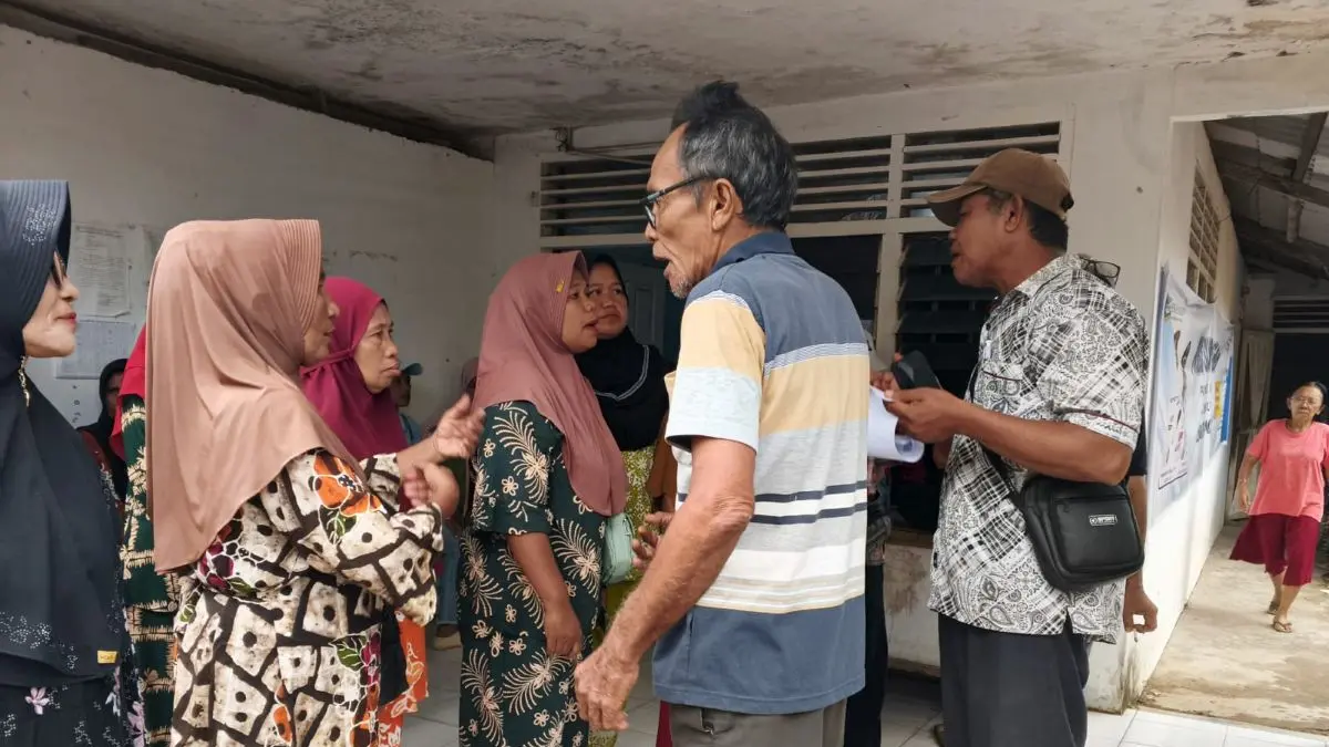 Warga segel paksa Kantor Lurah Budi Luhur.
