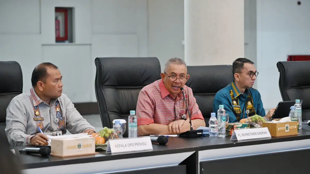 Pj Sekdaprov Sumut Sulaiman Harahap membuka Rapat Koordinasi Sinkronisasi Entry Data Dukungan Kabupaten/Kota terhadap Program Hasil Terbaik Cepat, Program Strategis Daerah dan Bantuan Keuangan Provinsi Tahun 2026 di Aula Raja Inal Siregar, Kantor Gubernur Sumut, Medan. (Foto: Diskominfo Sumut)