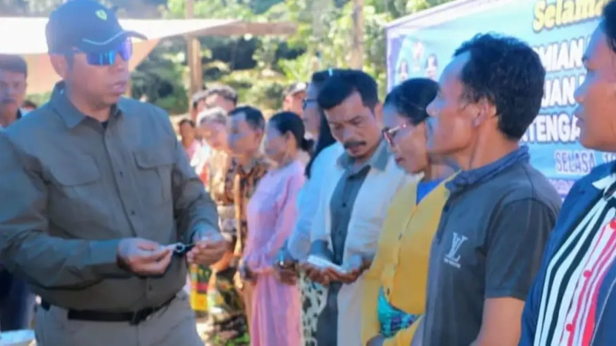 Bupati Tapanuli Utara Jonius Taripar Parsaoran Hutabarat menyerahkan kunci rumah bantuan Gubernur Jawa Barat Dedi Mulyadi (KDM) kepada warga di Kecamatan Parmonangan, Selasa (16/6). Sebanyak enam unit rumah layak huni diserahkan kepada masyarakat penerima manfaat.