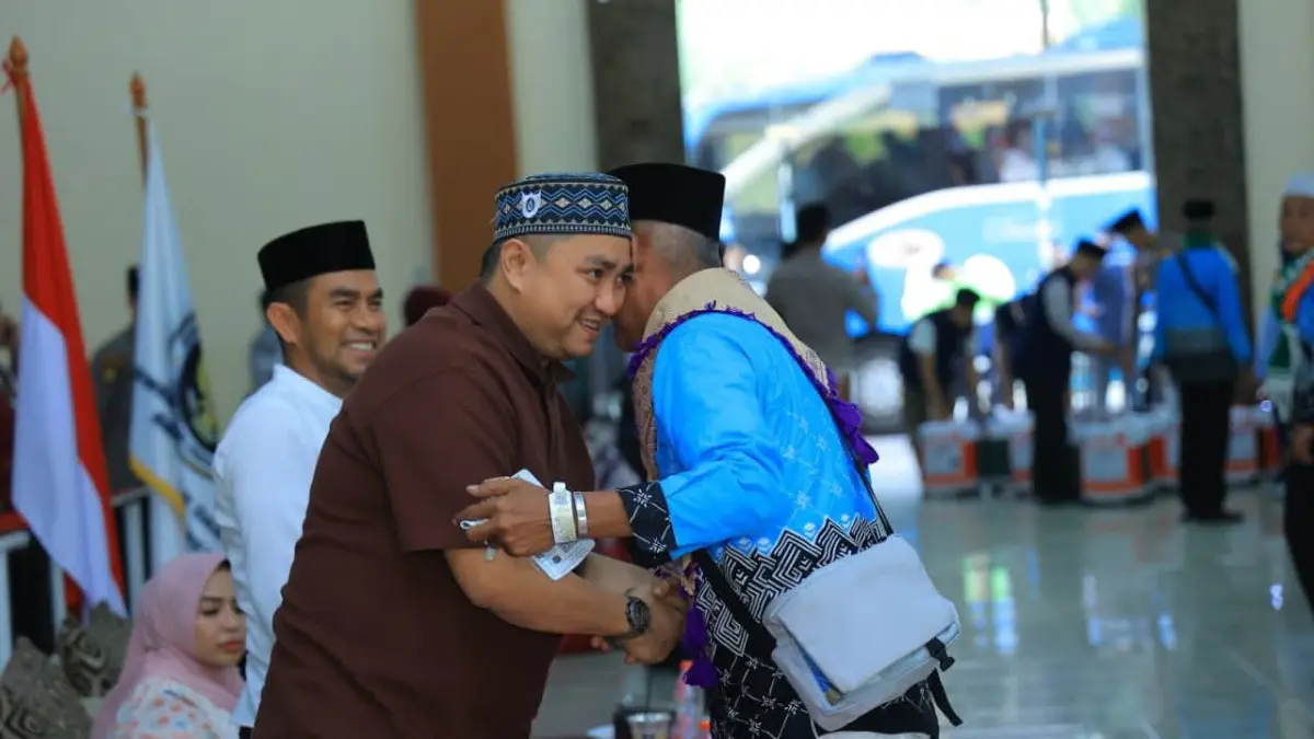 Bupati Labuhanbatu Utara Hendriyanto Sitorus menyambut kepulangan jemaah haji Kloter 13 Debarkasi Medan di Asrama Haji Medan, Selasa (16/6/2026).