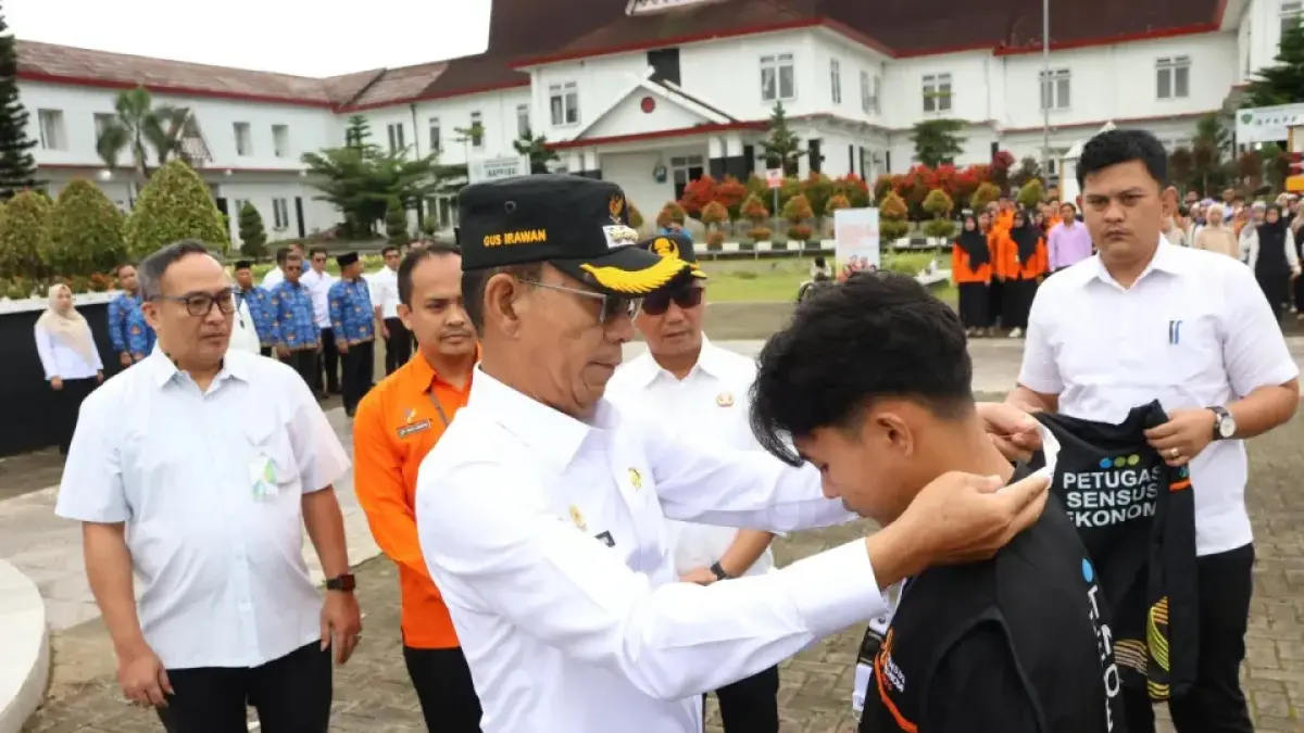 Bupati Tapanuli Selatan Gus Irawan Pasaribu melepas petugas Sensus Ekonomi 2026 dalam pencanangan pelaksanaan sensus di Kompleks Perkantoran Pemkab Tapsel, Sipirok.