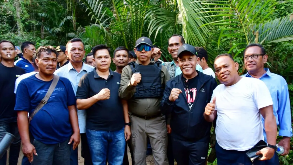  Bupati Tapanuli Tengah Masinton Pasaribu bersama Bupati Tapanuli Utara Jonius Taripar Parsaoran Hutabarat meninjau jalan penghubung Kecamatan Pasaribu Tobing dan Kecamatan Parmonangan, Selasa (16/6/2026). 