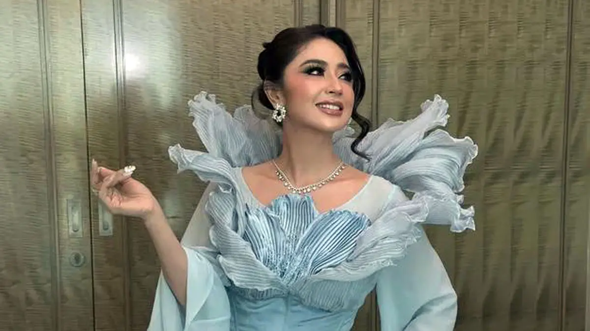 Dewi Perssik mengungkapkan kebiasaannya mengaji dan membaca Surat Yasin sebelum menjalani program siaran langsung di televisi.