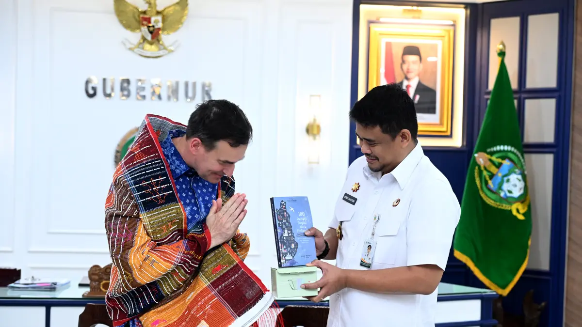Gubernur Sumut Bobby Nasution didampingi Wakil Gubernur Surya menerima audiensi Duta Besar Finlandia untuk Indonesia, Pekka Kaihilahti, di Kantor Gubernur Sumut, Medan, guna membahas kerja sama pengolahan sampah menjadi energi listrik. (Foto: Diskominfo Sumut/Fahmi Aulia)
