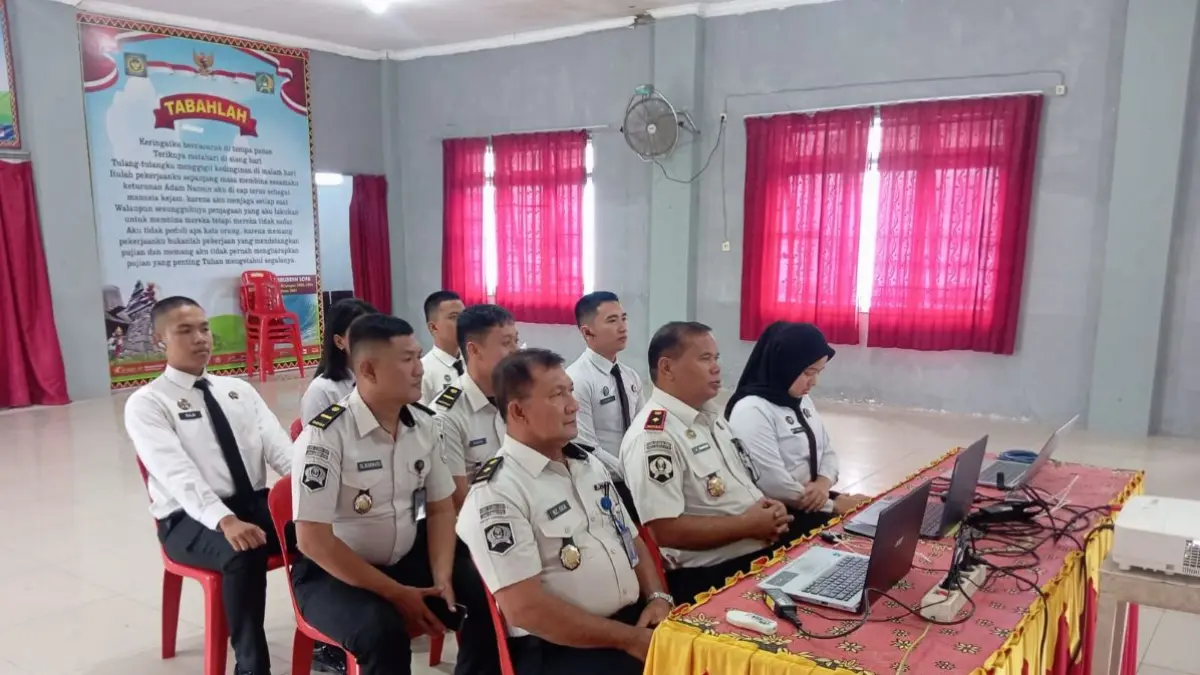 Ka. Lapas Kelas IIB Gunungsitoli bersama jajaran saat mengikuti secara virtual kegiatan Penutupan Pelatihan Dasar (Latsar) CPNS Batch III dan IV Tahun 2026 yang diselenggarakan oleh BPSDM Provinsi Sumatera Utara.

