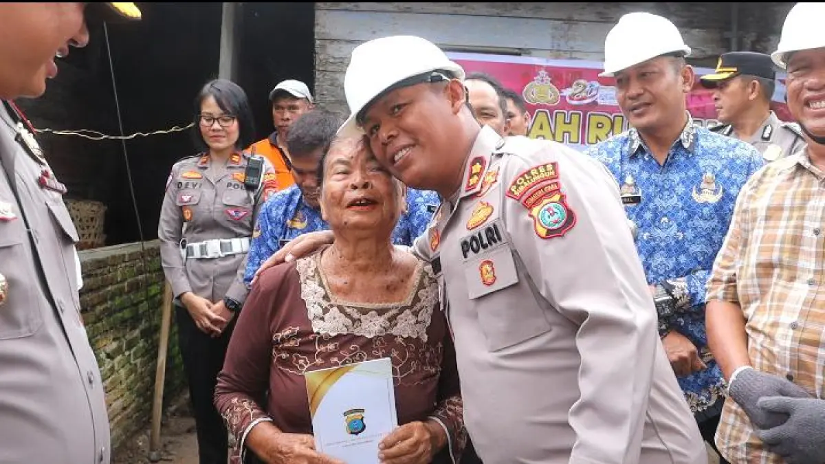  Kapolres Simalungun AKBP Marganda Aritonang melakukan peletakan batu pertama program bedah rumah milik Rosmalina br Sipayung (76) di Nagori Pantoan Maju, Kecamatan Siantar, Rabu (17/6). 