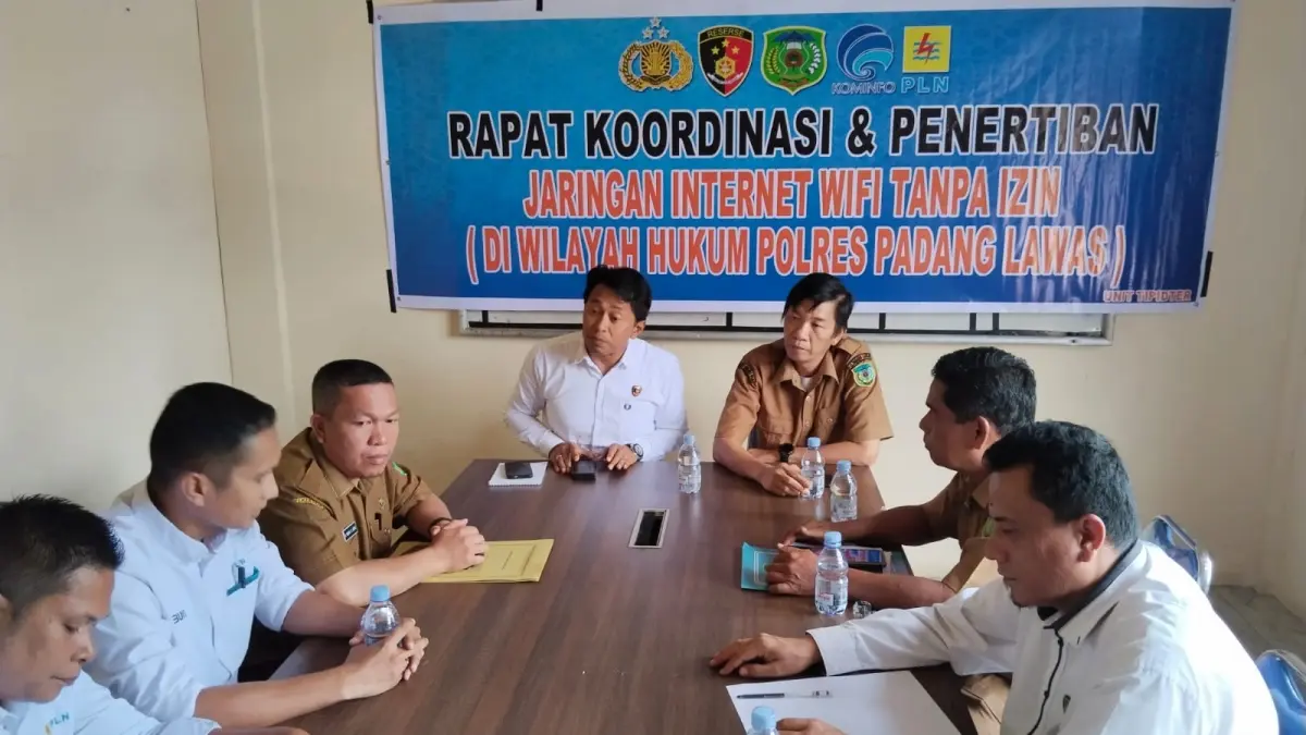 Kasat Reskrim Polres Padanglawas memimpin rapat koordinasi bersama Pemkab Padanglawas dan PLN untuk membahas penertiban jaringan Wi-Fi ilegal di wilayah Kabupaten Padanglawas. 