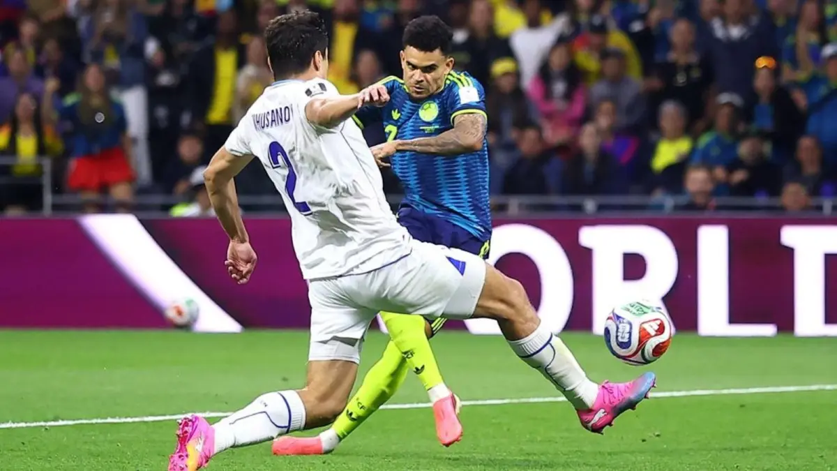 Luis Diaz cetak gol ke gawang Uzbekistan pada laga Grup K Piala Dunia 2026 di Stadion Azteca, Meksiko City, Kamis (18/6). Penyerang Kolombia itu tampil gemilang dengan mencetak satu gol dan satu assist dalam kemenangan 3-1. Foto: Dok FIFA.