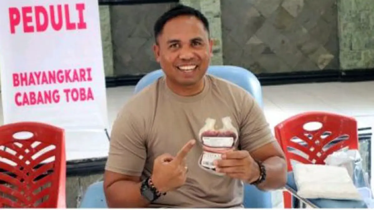 Personel Polres Toba, Bhayangkari, dan masyarakat mengikuti kegiatan donor darah dalam rangka menyambut HUT Bhayangkara ke-80 Tahun 2026 di Aula Harungguan Mardemak Polres Toba.