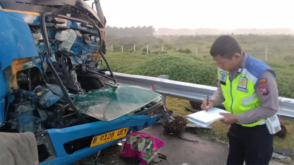 Personel Satlantas Polres Asahan sedang melakukan olah TKP.