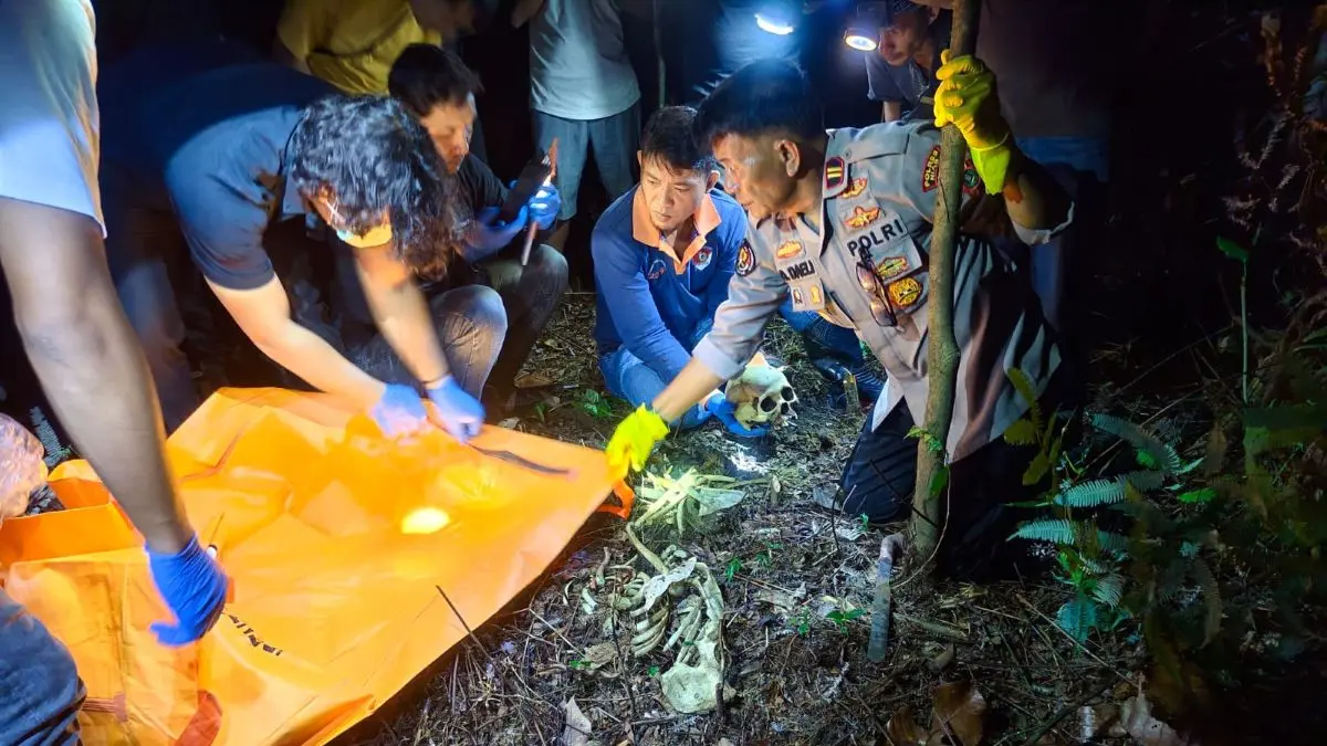 Personil Polsek Hiliduho dipimpin Kapolsek Iptu O Daeli, saat melakukan identifikasi terhadap penemuan kerangka manusia di Botomuzoi Kabupaten Nias.