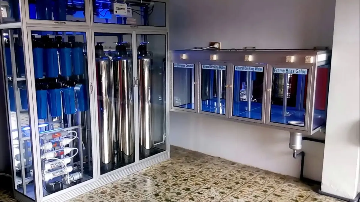  Petugas memeriksa kualitas air pada depot air minum isi ulang. Dinas Kesehatan Sumut mengungkap hanya 51 dari 3.042 depot air minum di Sumatera Utara yang telah memiliki Sertifikat Laik Higiene Sanitasi (SLHS). 