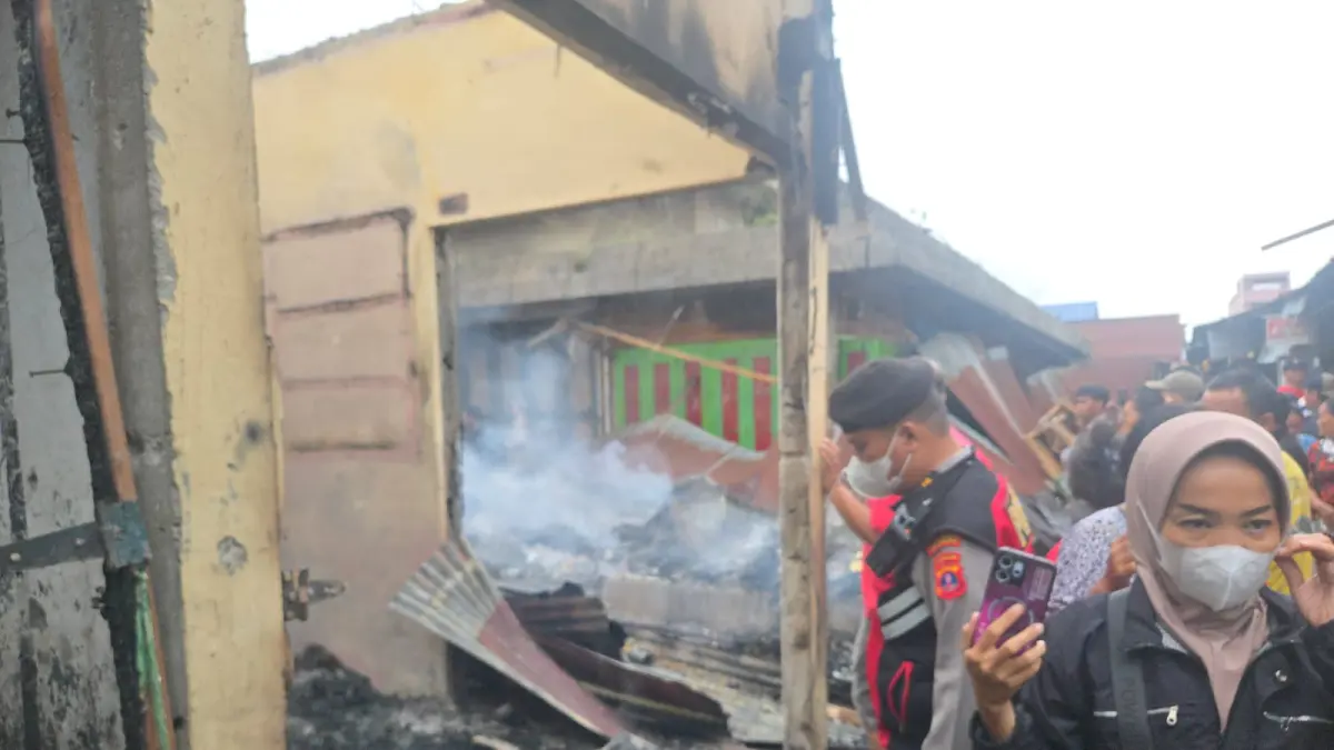 Petugas memeriksa lokasi kebakaran Pasar Dwikora atau Pasar Parluasan di Pematangsiantar yang menghanguskan sekitar 100 kios pedagang, Kamis (18/6/2026).