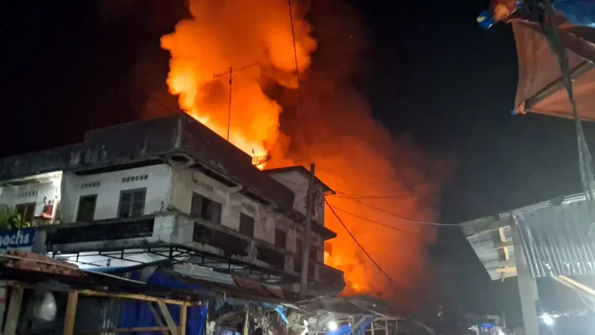 Petugas pemadam kebakaran berupaya memadamkan sisa kobaran api setelah kebakaran hebat menghanguskan puluhan kios di Pajak Parluasan, Pematangsiantar, Kamis (18/6/2026).