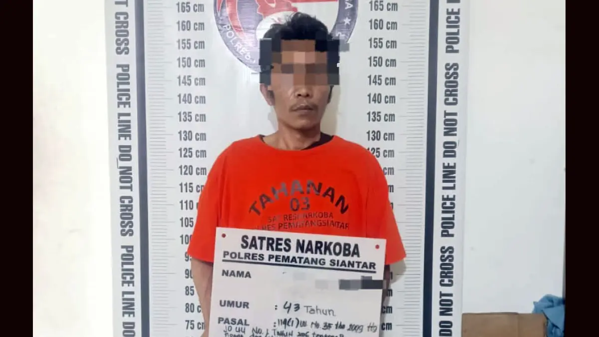 RB (43), tersangka kasus dugaan peredaran ganja, diamankan personel Satres Narkoba Polres Pematangsiantar setelah ditangkap di Jalan Merbau, Kecamatan Siantar Utara.