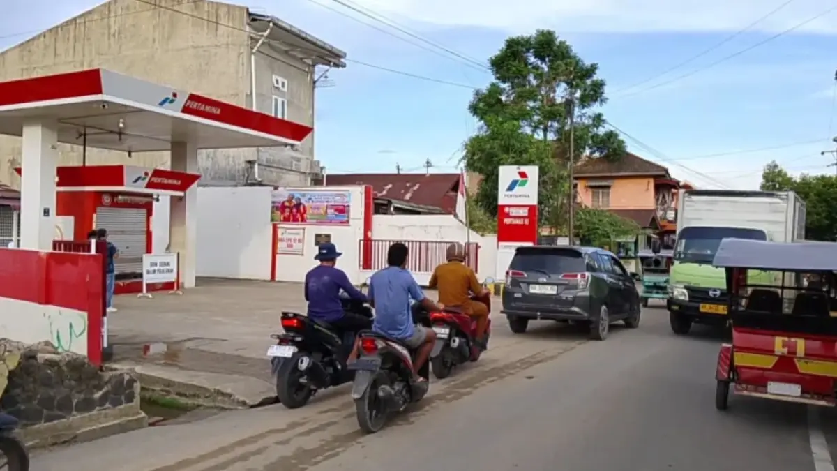 Suasana Pertashop di Kota Sibolga tampak sepi akibat menurunnya minat masyarakat membeli Pertamax yang kini dibanderol Rp16.650 per liter. Pelaku usaha mengaku terancam merugi hingga gulung tikar jika kondisi tersebut terus berlanjut.