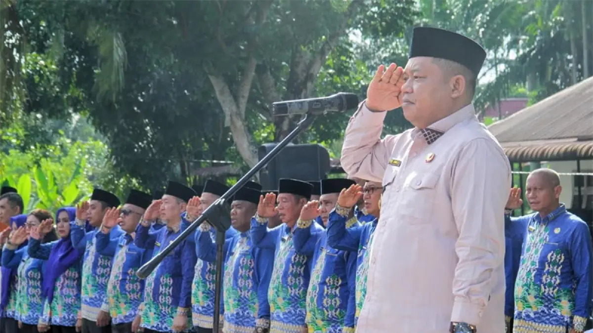 Wakil Bupati Labuhanbatu H Jamri saat memimpin apel siaga di Halaman BKPP Labuhanbatu.