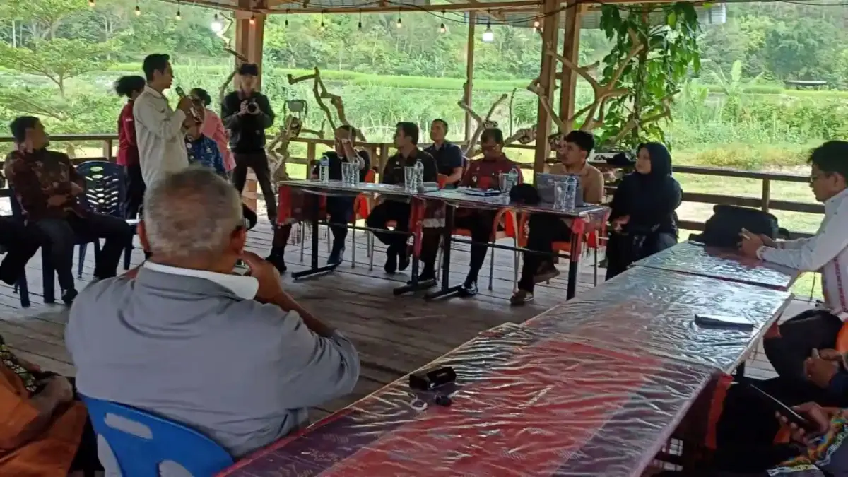 Wakil Bupati Toba Audi Murphy Sitorus memimpin rapat persiapan Festival Seribu Tenda 2026 di Juma Bulu Riverside, Desa Wisata Pardomuan Ajibata.