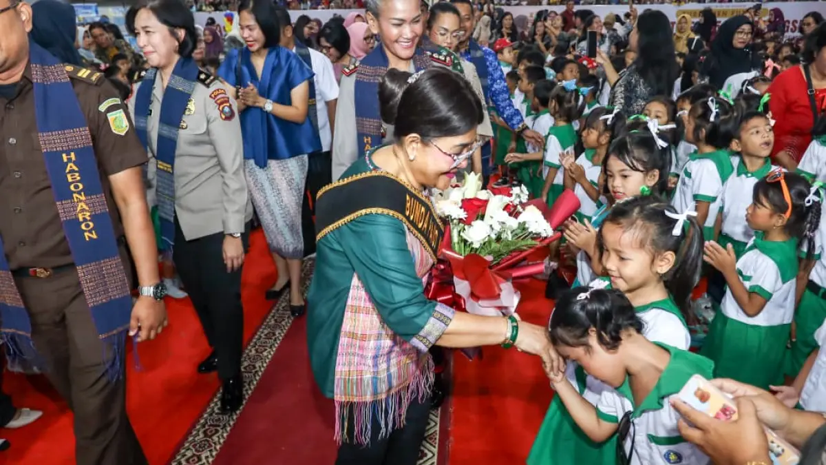 Wali Kota Pematangsiantar Wesly Silalahi bersama Bunda PAUD Liswati Wesly Silalahi menghadiri pelepasan 784 anak didik PAUD-SAB se-Kota Pematangsiantar Tahun Ajaran 2025/2026 di GOR Suzuya Merdeka Mall, Rabu (17/6).