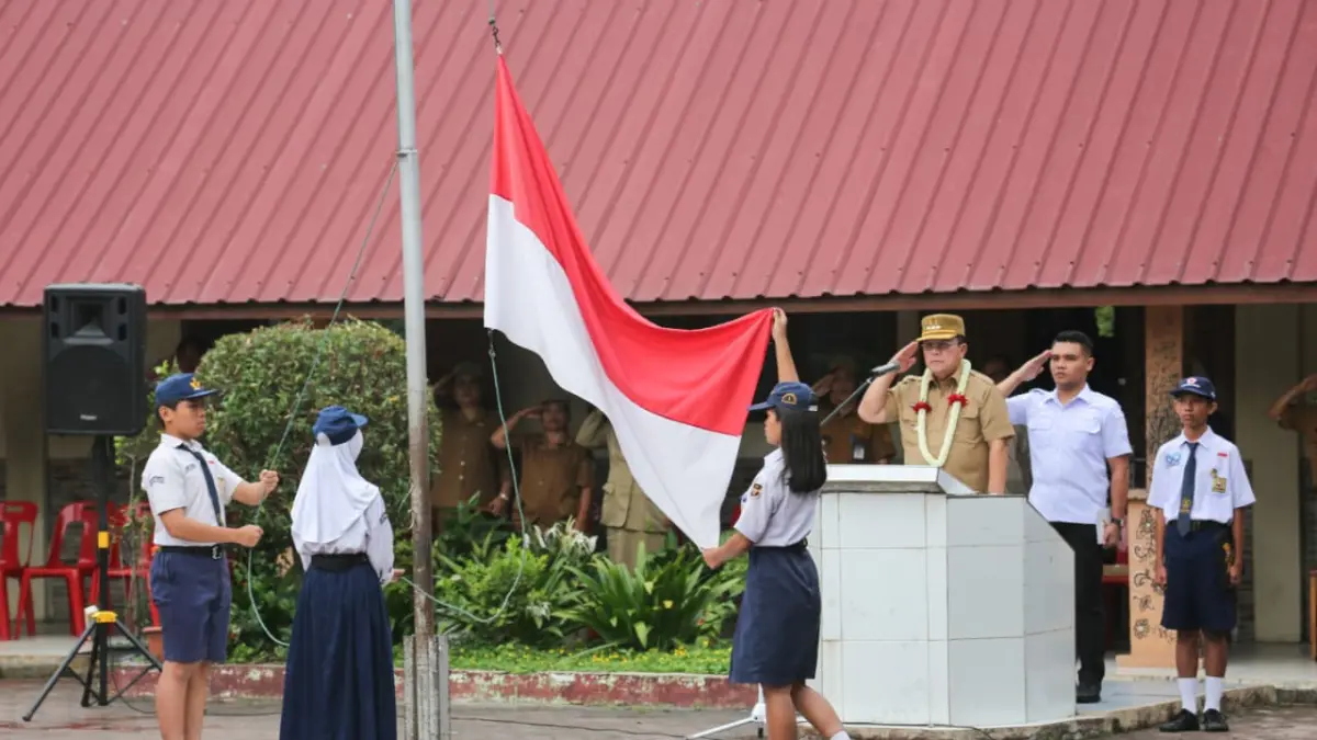  Wali Kota Pematangsiantar Wesly Silalahi saat menjadi pembina upacara di UPTD SMP Negeri 1 Pematangsiantar, Senin (15/6). 