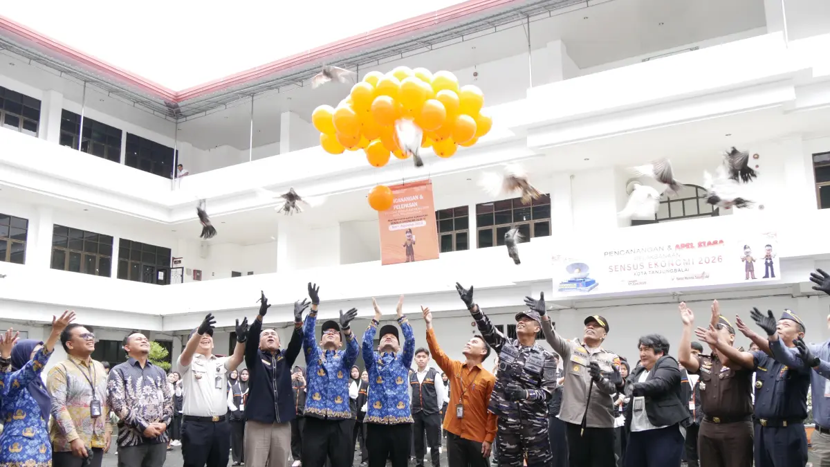  Wali Kota Tanjungbalai H. Mahyaruddin Salim Batu Bara menyematkan tanda pengenal kepada petugas saat pencanangan dan Apel Siaga Sensus Ekonomi 2026 di Lapangan Kantor Wali Kota Tanjungbalai, Rabu (17/6/2026). 