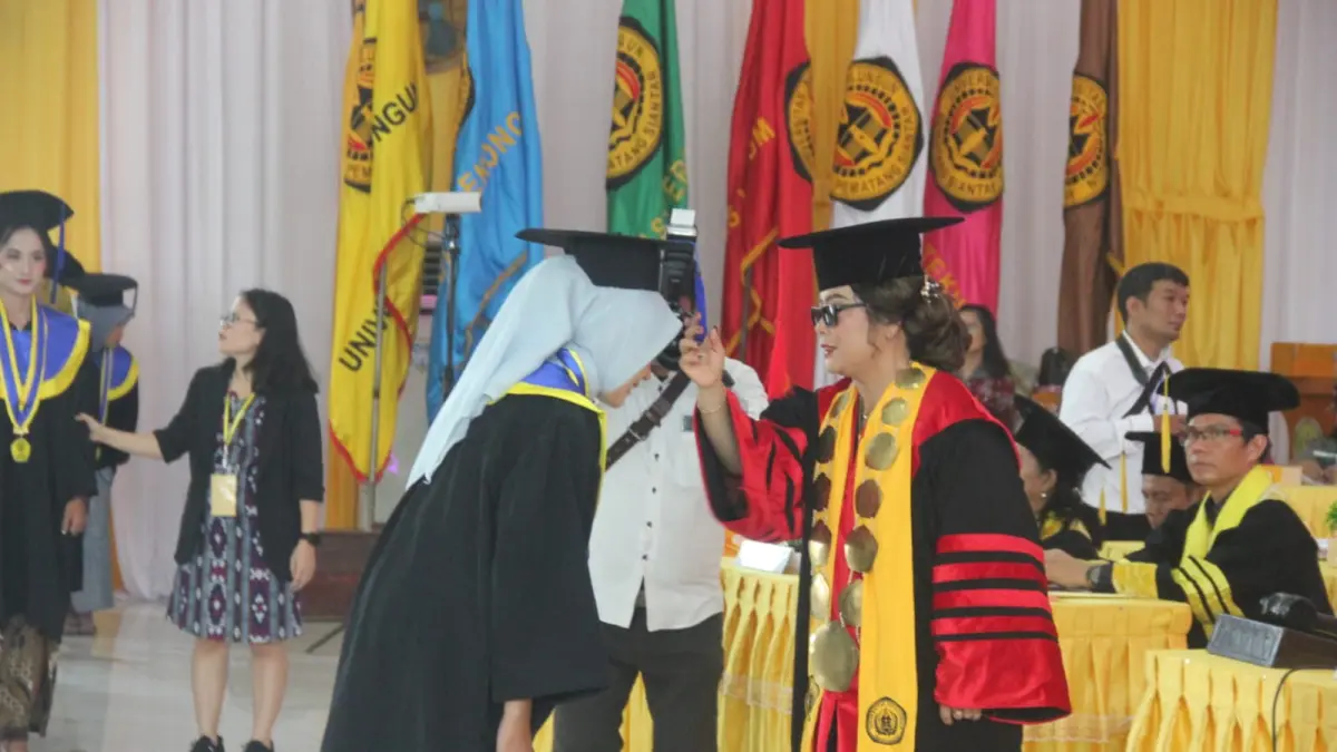 Prosesi wisuda Gelombang I Tahun 2026 Universitas Simalungun (USI) di Auditorium Radjamin Poerba, Pematangsiantar, Kamis (18/6). Sebanyak 663 lulusan sarjana dan magister resmi dikukuhkan untuk siap berkontribusi dalam pembangunan daerah dan nasional. (Foto: Istimewa)