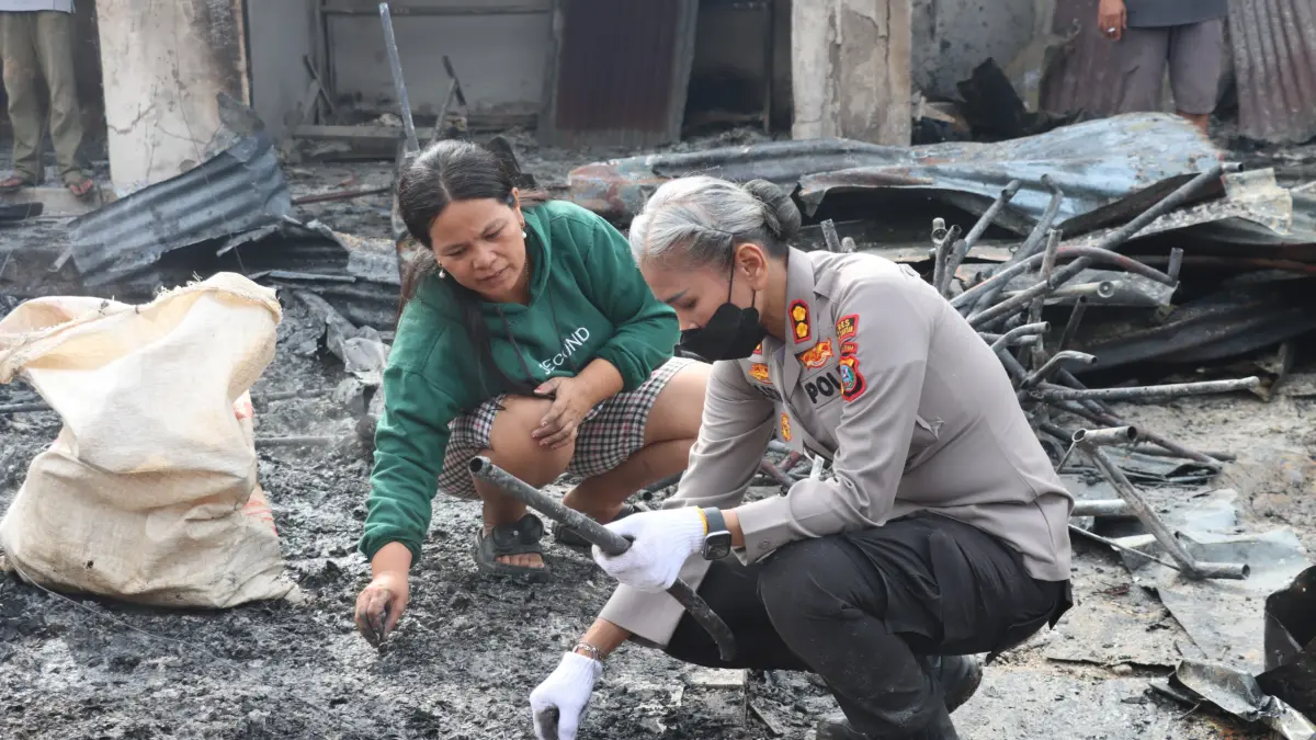 Kapolres Pematangsiantar di lokasi kebakaran Pasar Dwikora, Pematangsiantar, Kamis (18/6). Sedikitnya 311 kios hangus terbakar dengan total kerugian ditaksir mencapai Rp3,6 miliar