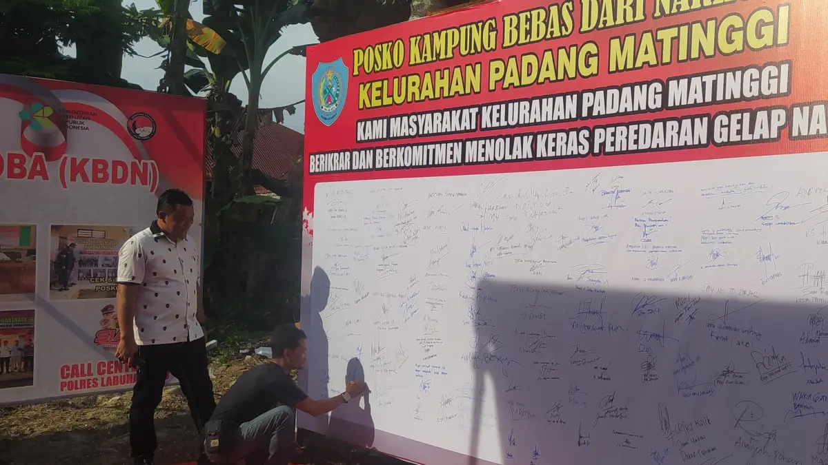 Kasat Narkoba Polres Labuhanbatu, AKP Hardiyanto, mendampingi jurnalis saat membubuhkan tanda tangan dukungan terhadap gerakan pemberantasan narkoba.