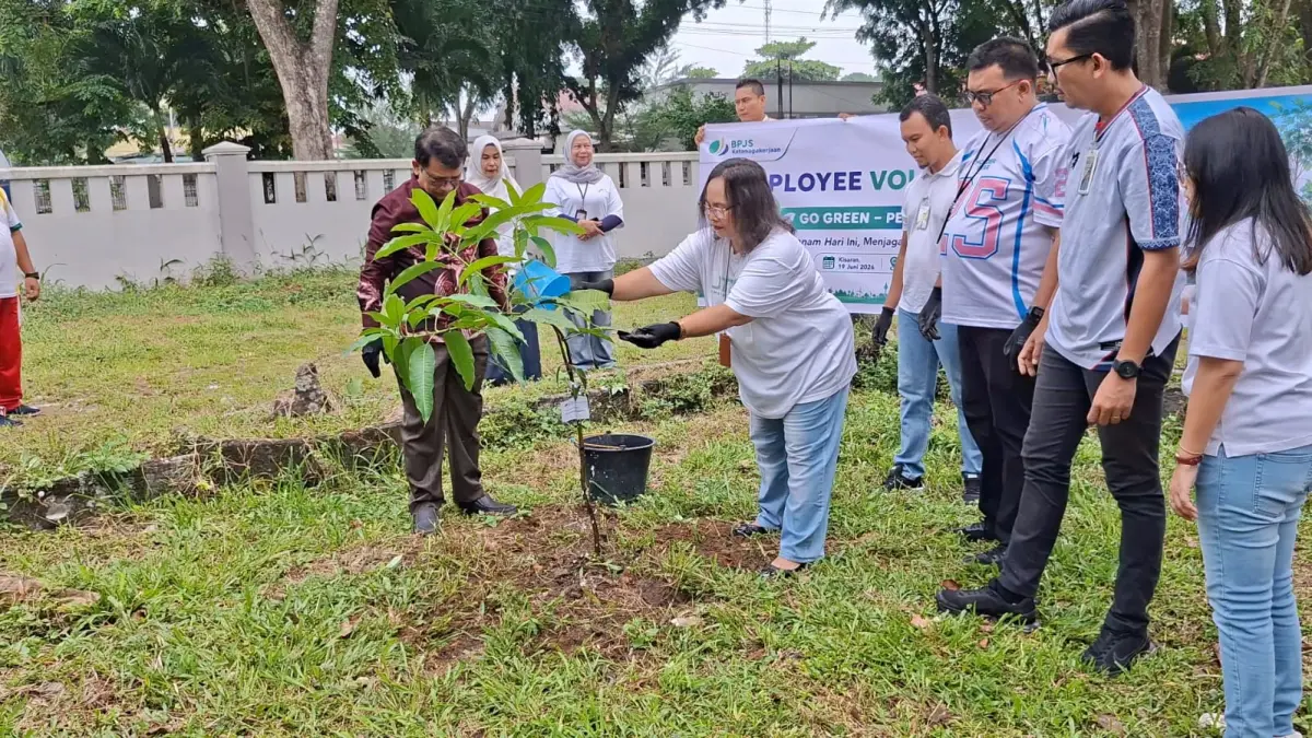 Pegawai BPJS Ketenagakerjaan Cabang Kisaran penanaman pohon di Kampus UNA.
