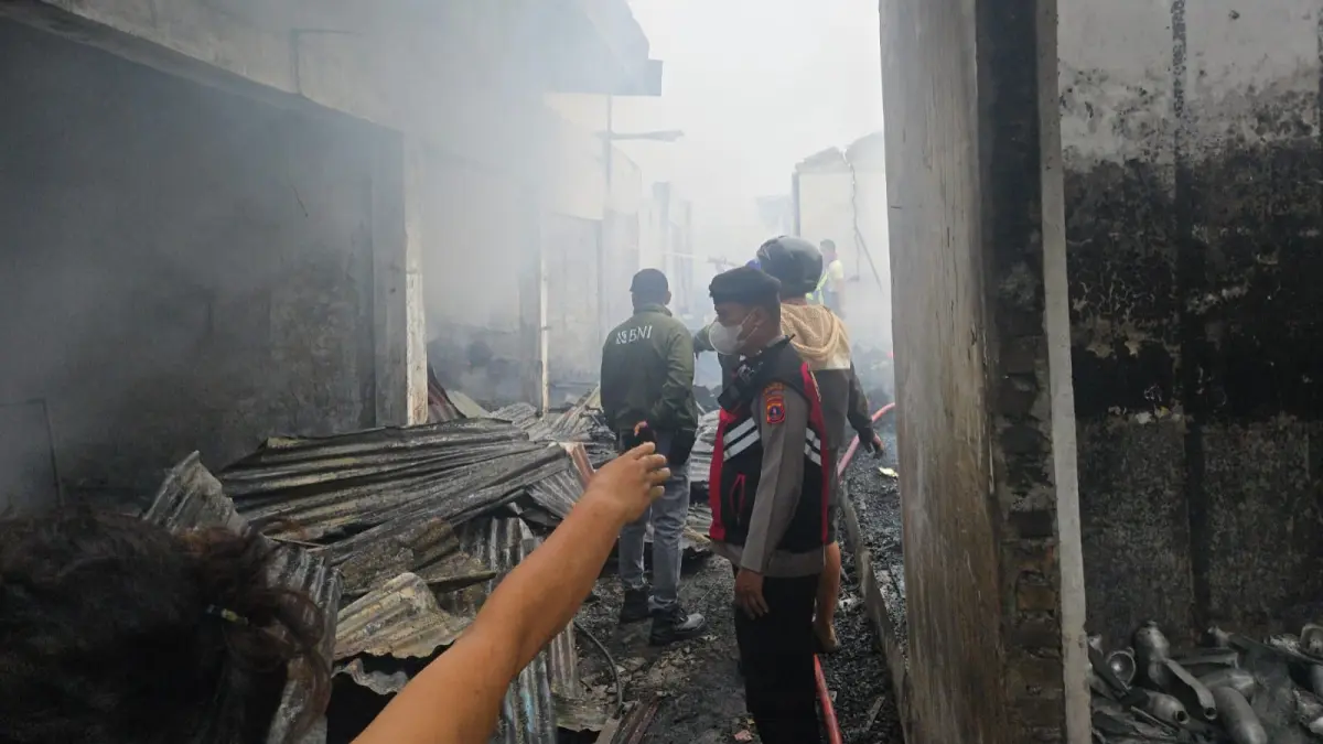 Polisi menyelidiki keterangan saksi yang melihat pria berjaket hitam diduga menyiram cairan mudah terbakar sebelum api melalap ratusan kios. (Foto: Istimewa)