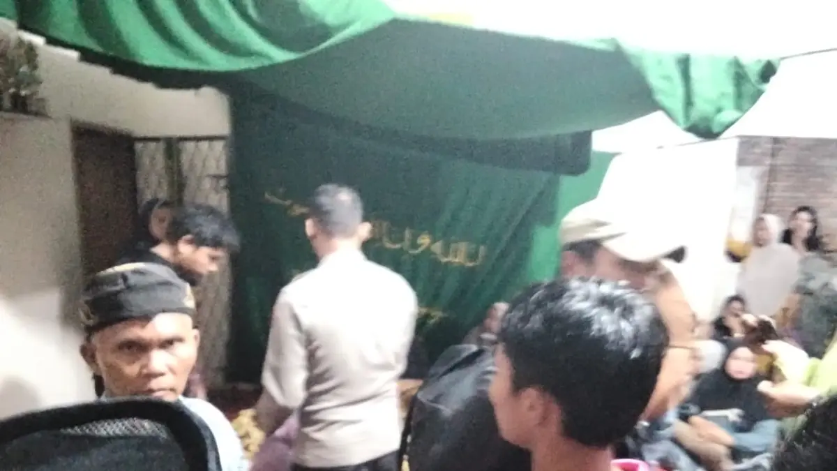  Suasana rumah korban diduga bunuh diri di Desa Terang Bulan.
 