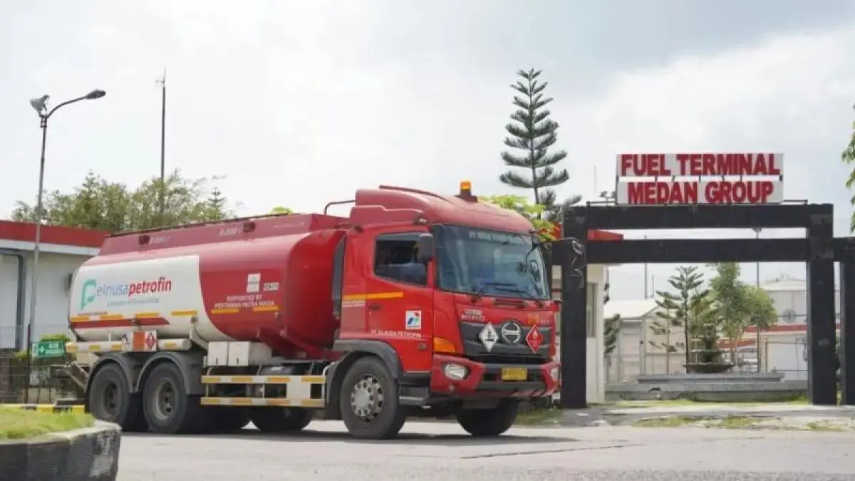 Tangki BBM melayani pengisian BBM jenis Pertamax di SPBU. Pemerintah menyebut harga BBM nonsubsidi berpeluang turun jika tren harga minyak dunia terus melemah, sementara Pertalite dan Biosolar tetap dipertahankan pada harga saat ini.