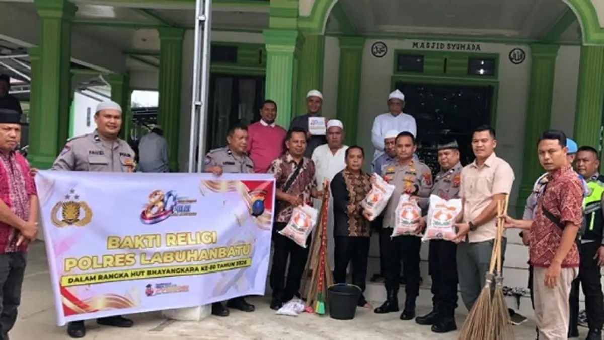 Kapolsek Na IX-X, AKP Gunawan Sinurat bersama jajaran menyampaikan bantuan di Masjid Syuhada, Dusun Pulo Hopur.