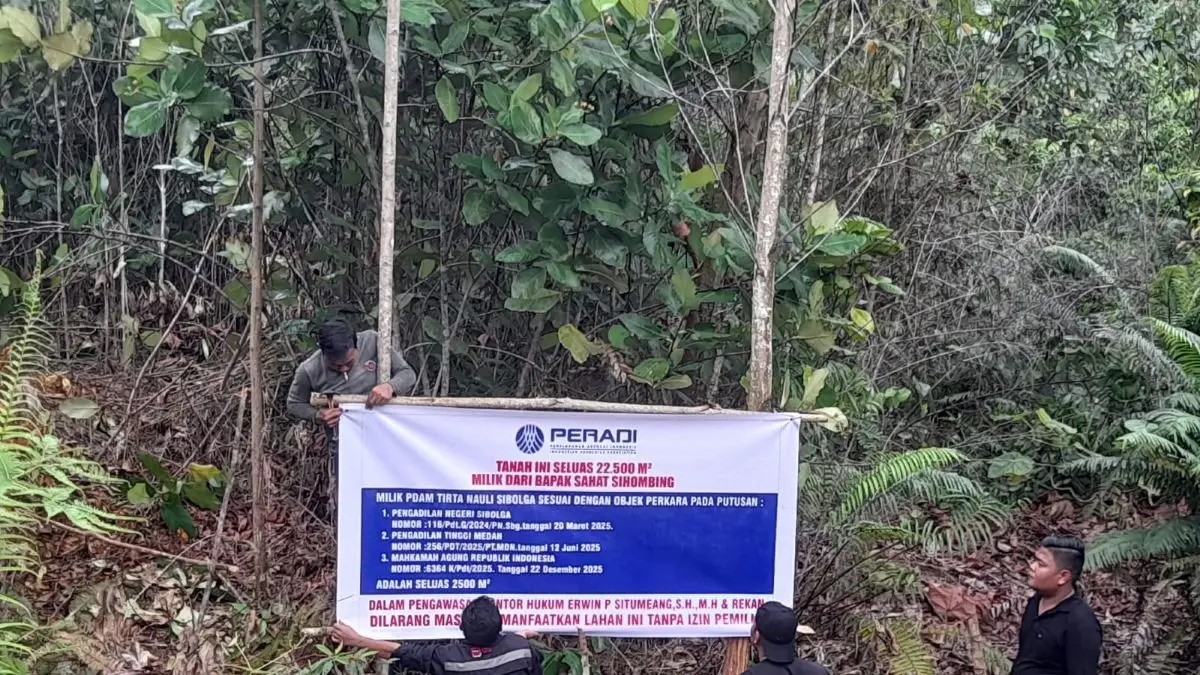 Keluarga Sahat Sihombing didampingi Kuasa Hukumnya saat memasang plang batas tanah miliknya yang ada di sekitar bendungan PDAM Tirta Nauli Sibolga di Sarudik. (Foto: Istimewa)