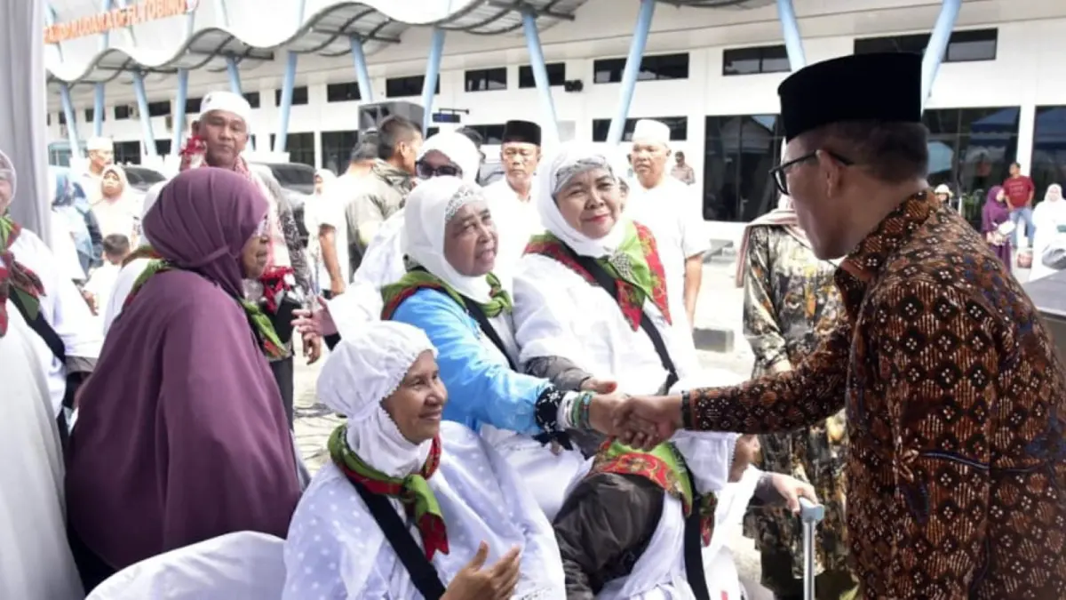 Bupati Tapteng sambut kepulangan jamaah haji di Bandara FL Tobing Pinangsori, Jumat (19/6/2026).