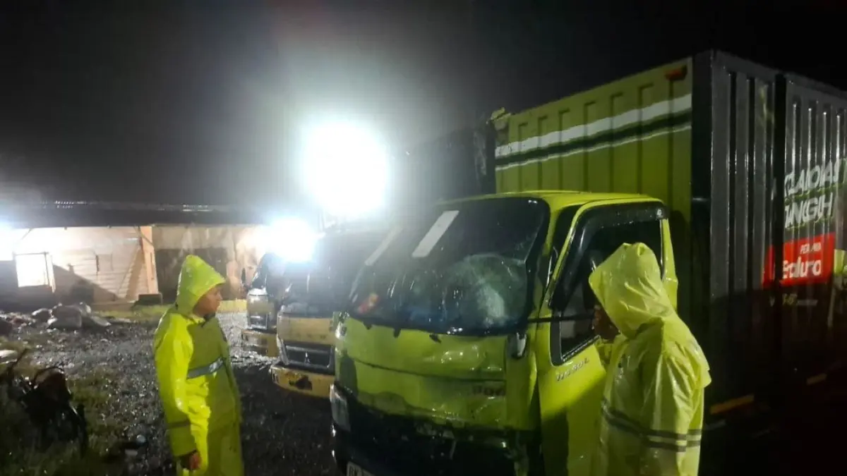 Penampakan mobil boks yang menabrak sepeda motor di Desa Sionggang Utara, Kecamatan Lumban Julu, Kabupaten Toba, Sumatera Utara, Sabtu (20/6/2026). 