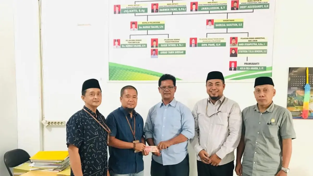 Pengurus Baznas Labura menyerahkan bantuan untuk penimbunan tanah masjid yang berada di lingkungan Panti Asuhan Ahmad Dahlan.