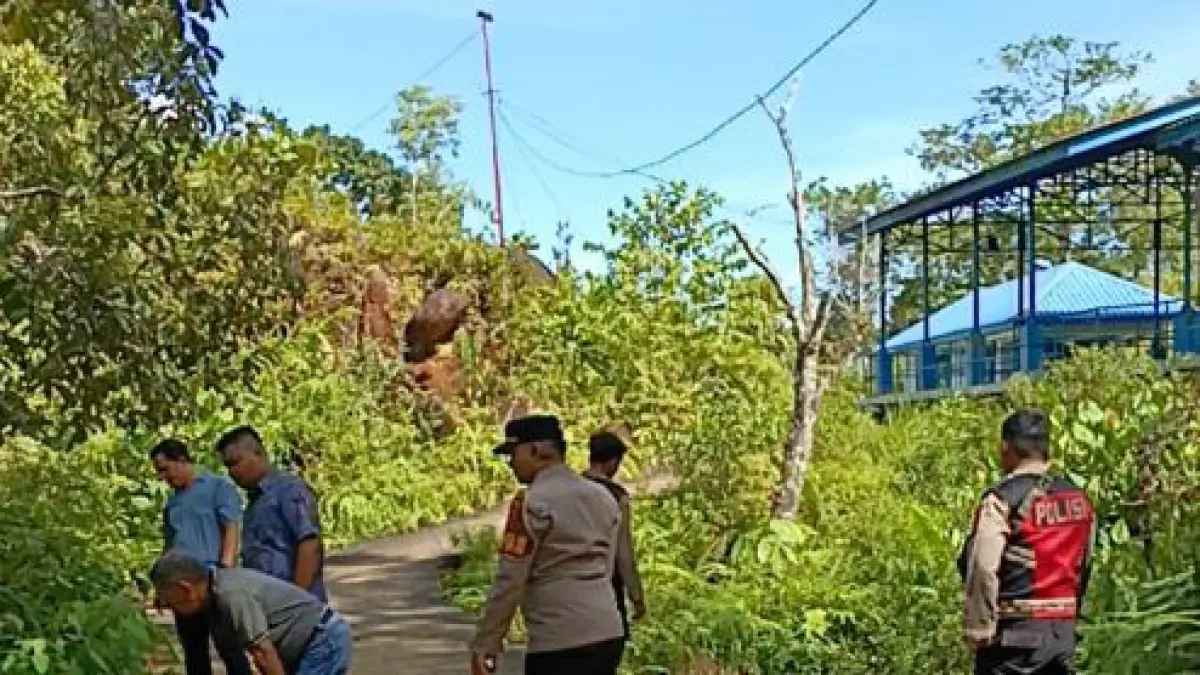 Personil Polres Tapteng bersama Sahat Silaban dan kuasa hukumnya saat cek TKP pengrusakan plang yang dirusak. (Foto: Istimewa)