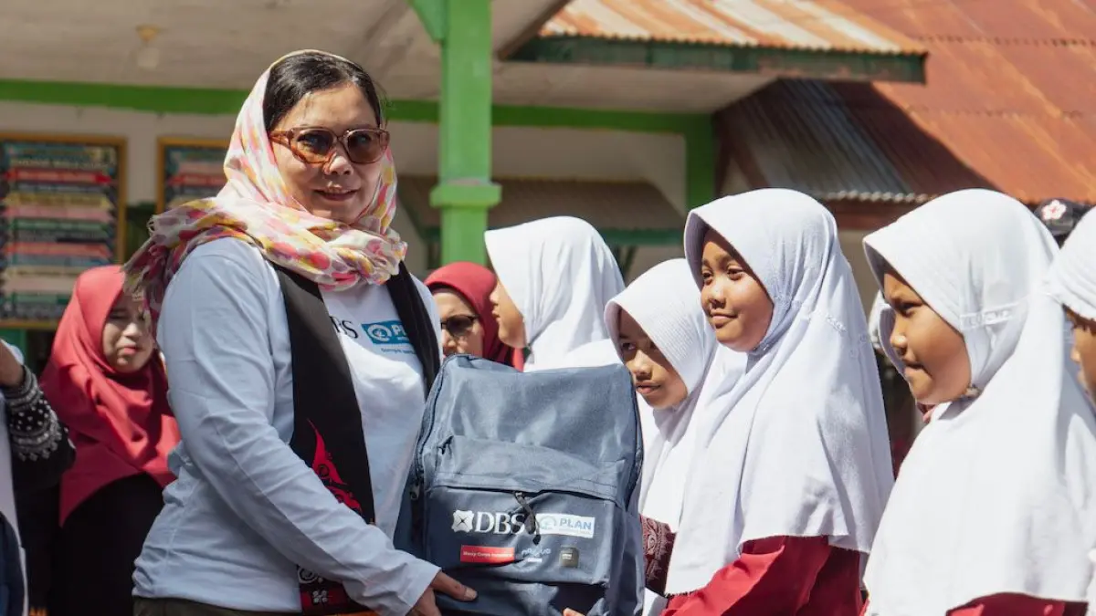 Head of Group Marketing & Communications PT Bank DBS Indonesia Mona Monika meninjau pelaksanaan program Sumatra Disaster Relief di Kabupaten Pidie Jaya, Rabu (10/6). 