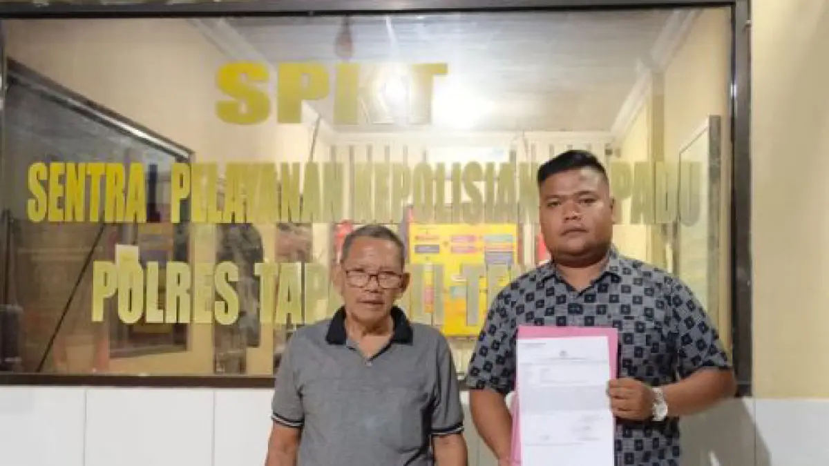 Sahat Silaban didampingi Kuasa Hukumnya, Erwin Pangihutan Situmeang saat melaporkan peristiwa pengrusakan plangkat kepemilikan tanahnya di Polres Tapteng. (Foto: Istimewa)
